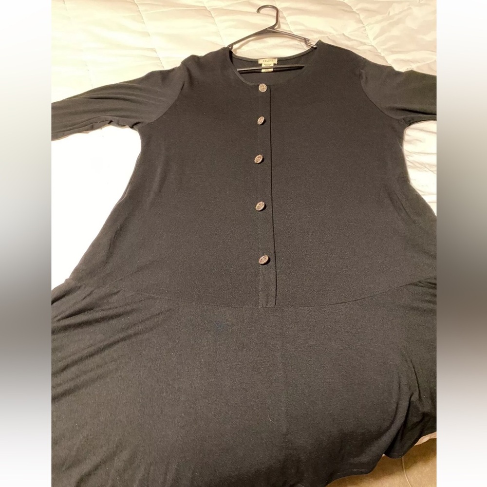 Womens bell sleeve 2x true black dress. Fits like a 1x